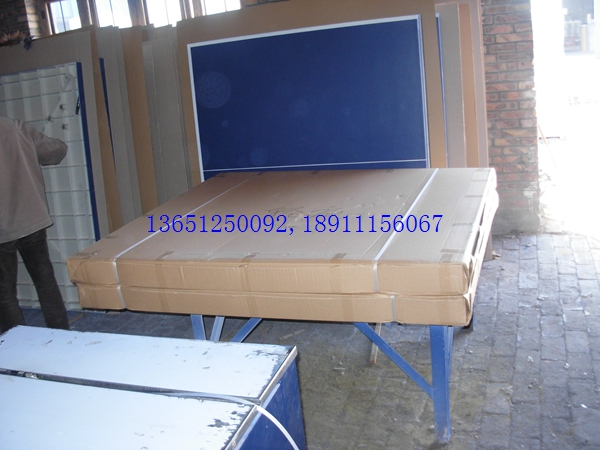 老國標(biāo)室外乒乓球臺對面