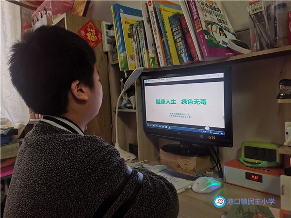 學生觀看視頻學習 - 副本.jpg