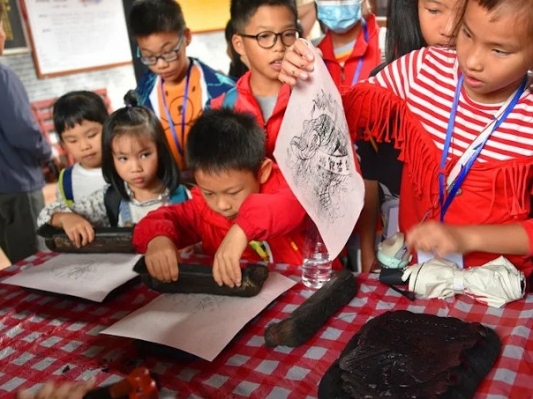 看木偶戲、體驗(yàn)?zāi)戤嬛谱鳎盒∮浾摺凹s會(huì)”非物質(zhì)文化遺產(chǎn)