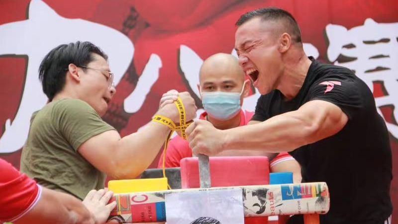 【本地】近百名力士“扳手腕”，腕力公開賽落幕