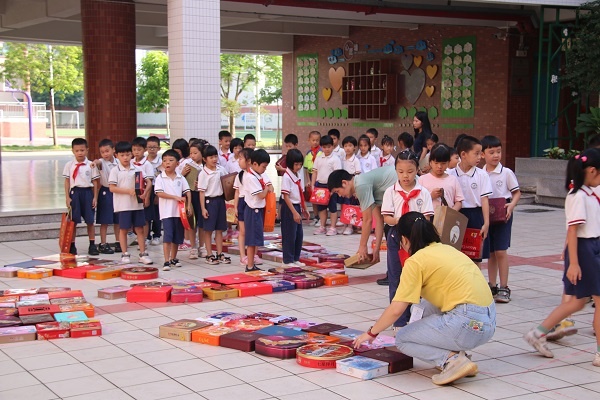 紅領(lǐng)巾心向黨，共享綠色中秋