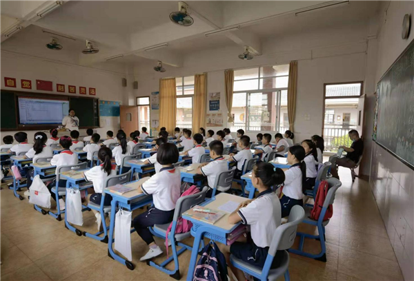 翠亨小學(xué)：中山市人民政府督學(xué)、南朗街道教育和體育事務(wù)中心副主任黃嘉宏到翠亨小學(xué)觀課調(diào)研