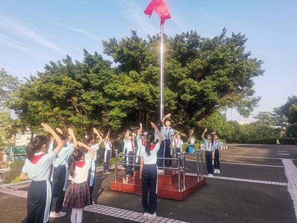 “請(qǐng)黨放心，強(qiáng)國有我”