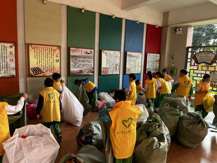 捐一件衣物，獻(xiàn)一片愛心