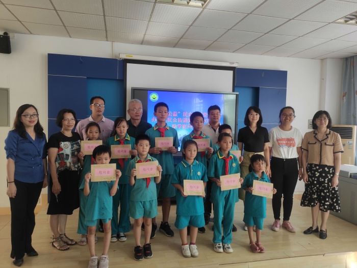 愛心成就夢想，真情點燃希望——“同心·公益周末”活動在浪網小學舉辦