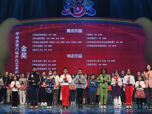 這項市級少兒藝術(shù)比賽，來自火炬一中的她獲得書法類金獎