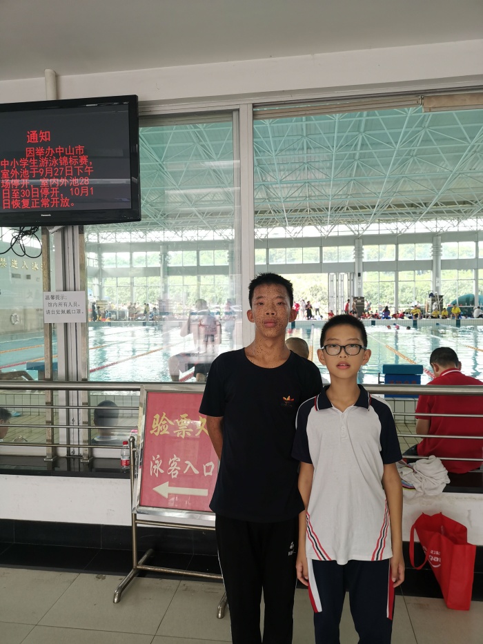 聾健同臺，泳池之中競風采