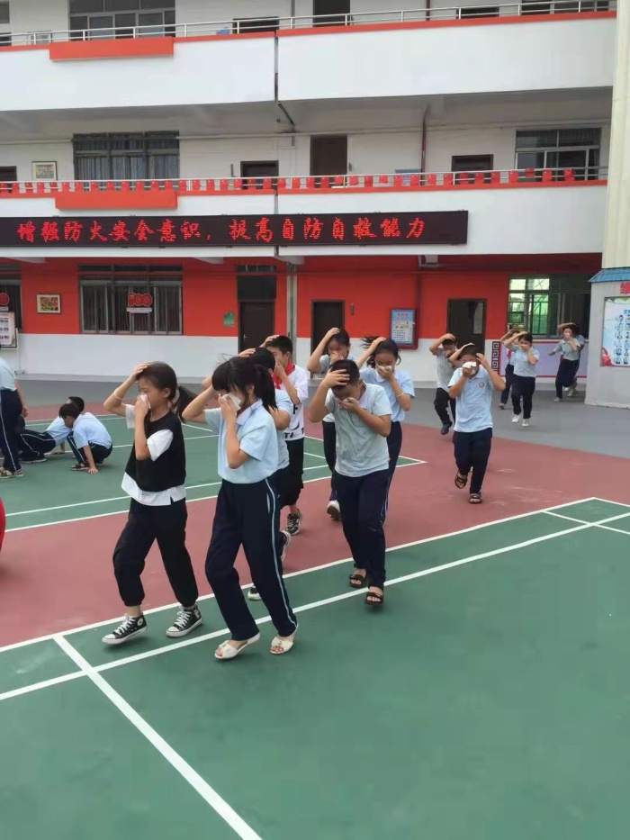 開展校園消防演練，安全教育常抓不懈