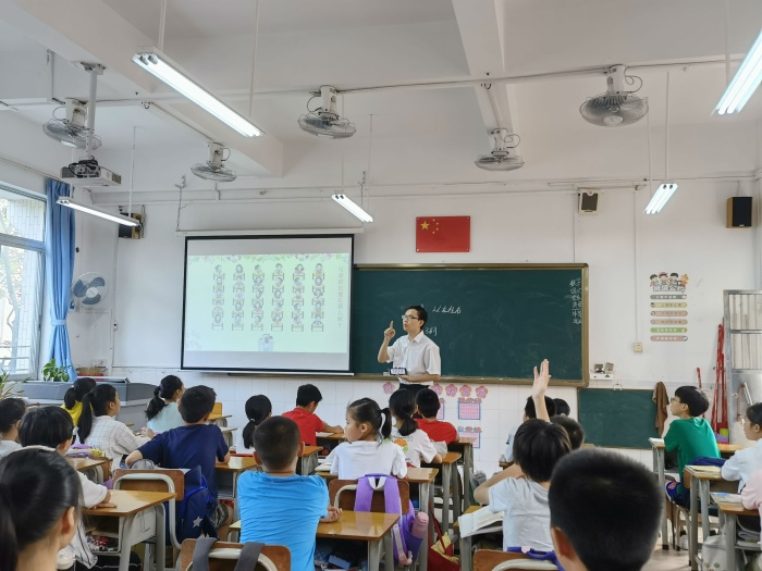 成長路上展風采 ——記東區(qū)紫嶺小學九月課堂教學展示活動