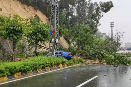 司機注意繞行！神灣一路段因滑坡而交通中斷