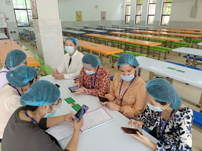 開發(fā)區(qū)第一小學(xué)：家長進(jìn)?！案把纭保还蚕砜鞓贰笆场惫? width=