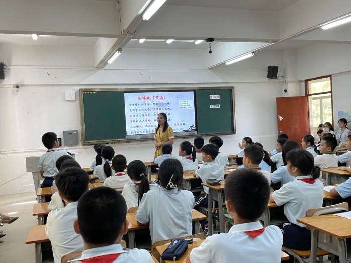 吟誦國學(xué)經(jīng)典，傳承中華文化