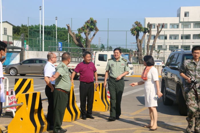 市委常委劉燦瑩等市鎮(zhèn)領(lǐng)導(dǎo)蒞臨橫欄中學(xué)開展教師節(jié)慰問活動