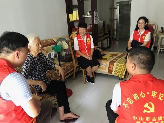 調(diào)整大小 9.10 古鎮(zhèn)鎮(zhèn)古一小學(xué)黨員教師們與雷老師促膝長(zhǎng)談1.jpg