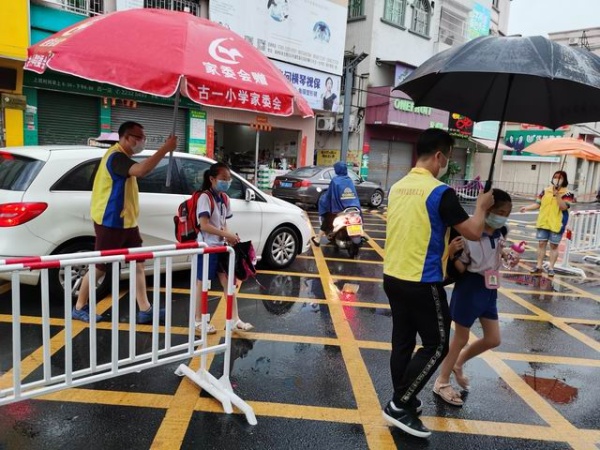 調(diào)整大小 家長(zhǎng)義工護(hù)送孩子2.JPG