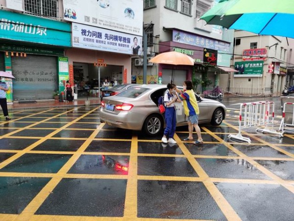 調(diào)整大小 家長(zhǎng)義工護(hù)送孩子1.JPG