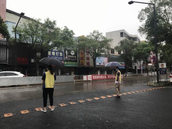 調(diào)整大小 家長(zhǎng)義工駐守路口.JPG