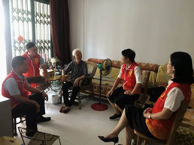 調(diào)整大小 9.10 古鎮(zhèn)鎮(zhèn)古一小學(xué)黨員教師們與雷老師促膝長(zhǎng)談2.jpg