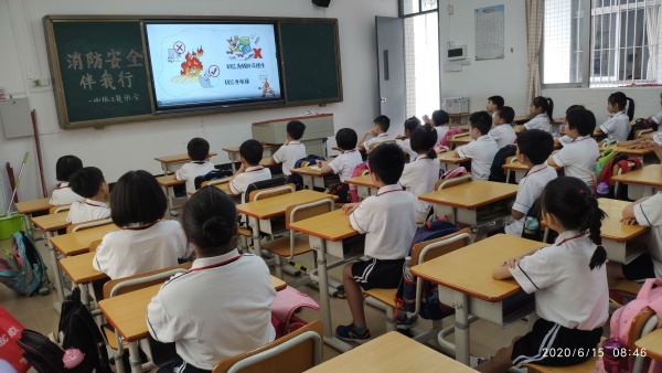 圖為一4班梁麗娟老師開展消防安全伴我行主題班會(huì)課.jpg