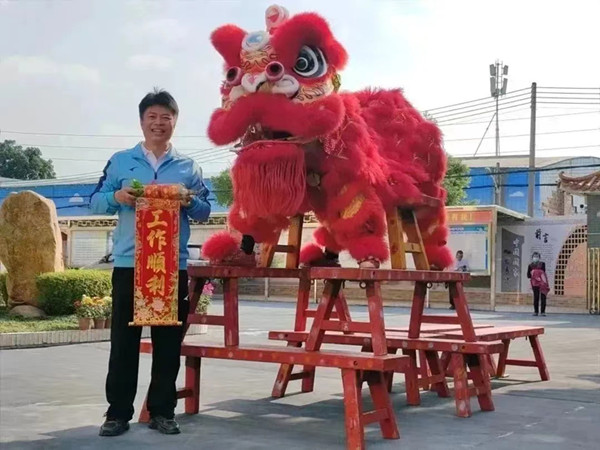 1675497126133080239.jpg 蘇振國(guó)校長(zhǎng)喜收醒獅賀禮.jpg