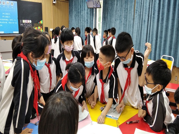 1649499686749080117.jpg 數(shù)學課進行小組合作.jpg