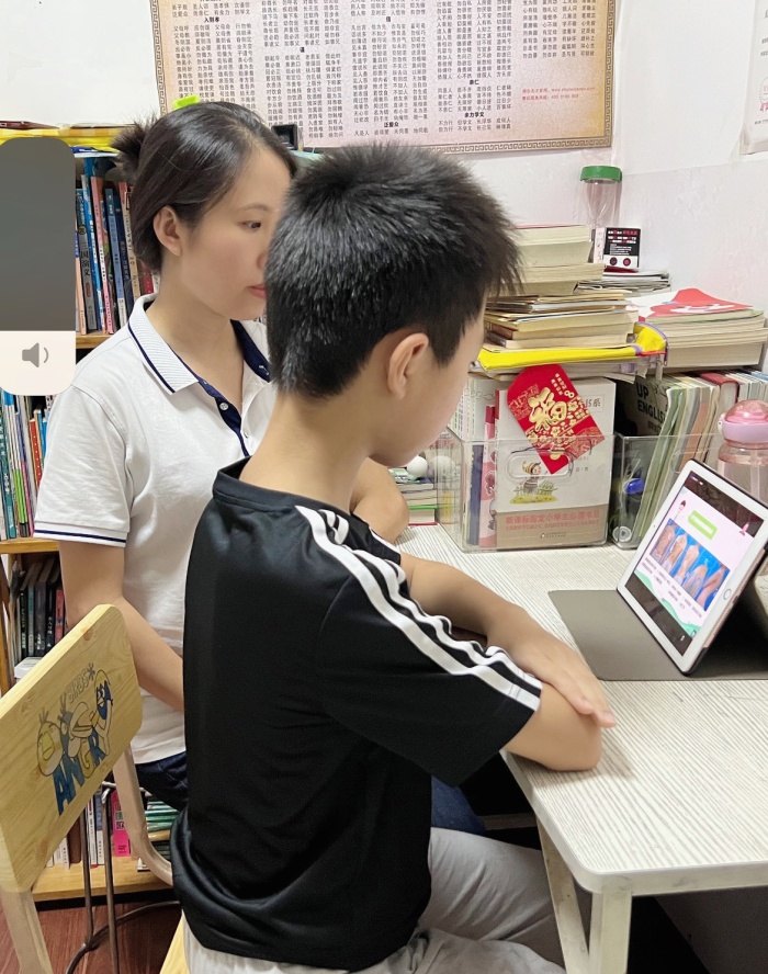 小瀝小學(xué)學(xué)生觀看脊柱健康講座相片 (2).jpg