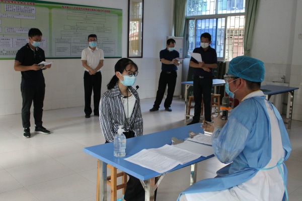 社區(qū)醫(yī)生進(jìn)一步確診 (1).JPG