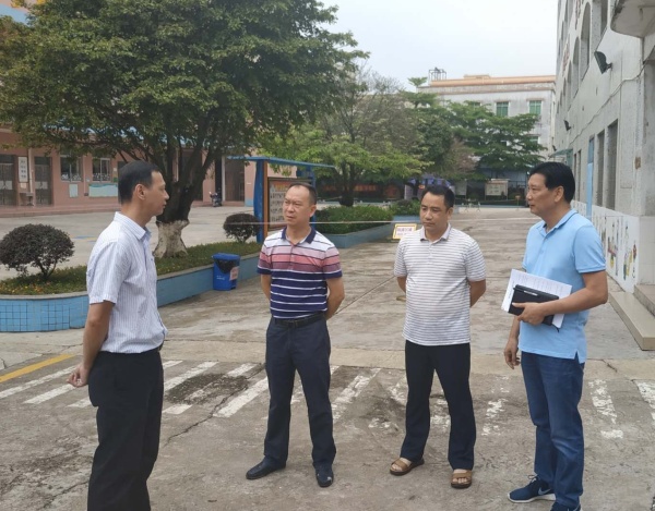 鎮(zhèn)長到我校指導(dǎo)工作1.jpg