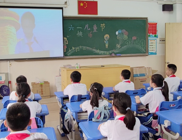 7 學(xué)生在教室參加升旗儀式.jpg