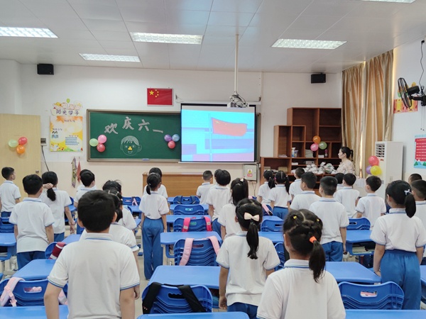 6 學(xué)生在教室參加升旗儀式.jpg