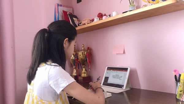 學(xué)生進行線上班會課學(xué)習(xí)