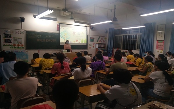 家長們在課室開會