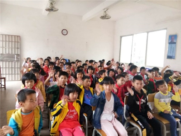 肇慶市廣寧縣江屯鎮(zhèn)聯(lián)星教學點的同學們正在對著鏡頭打招呼 20201014.jpg