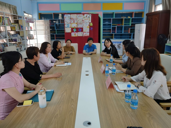 督導(dǎo)團(tuán)成員與良小師生進(jìn)行座談.jpg