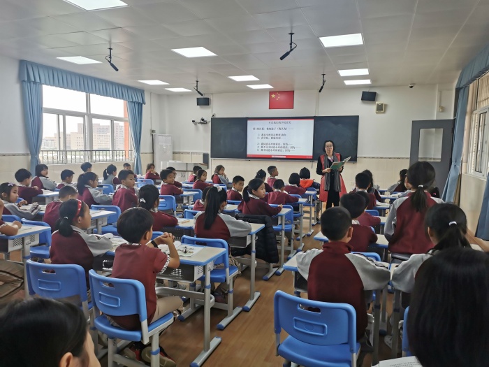 2021年10月22日下午組織全體班主任聽肖志紅校長上一節(jié)道法課10.jpg