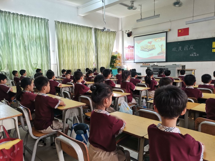 一年級學(xué)生進(jìn)行國慶主題教育.jpg