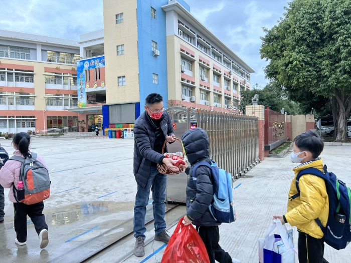 20220214-6譚瑞香校長等迎接孩子們的到來.jpg