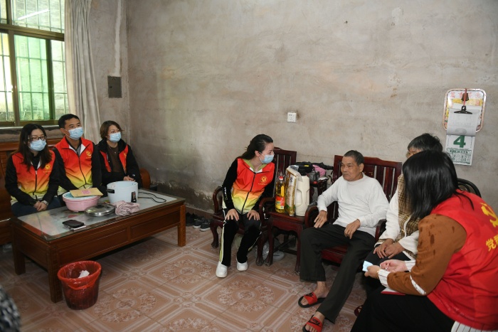 221104-【黨建】體彩中心桃苑社區(qū)慰問活動-日報 (13).JPG