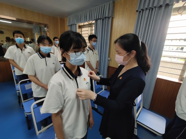 頒發(fā)和佩戴 (5).jpg