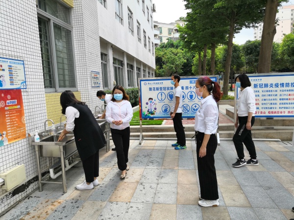 進(jìn)校門洗手.jpg