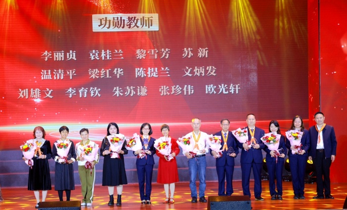 姜術(shù)俊向功勛教師贈送紀(jì)念品2 263A6775.JPG