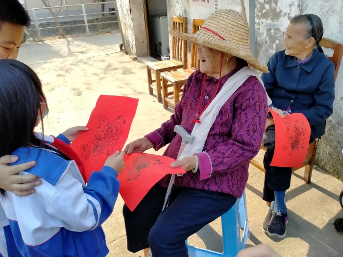 學(xué)生為村中長(zhǎng)者送祝福.jpg