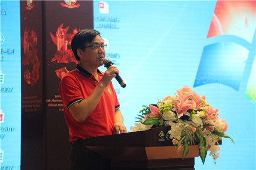 校工會主席楊要武發(fā)言