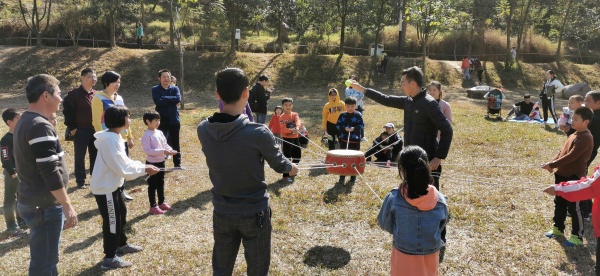 2019年12月8日上午新圩小學(xué)親子義工隊(duì)家庭到田心公園參加手拉手磨礪活動(dòng)4.jpg