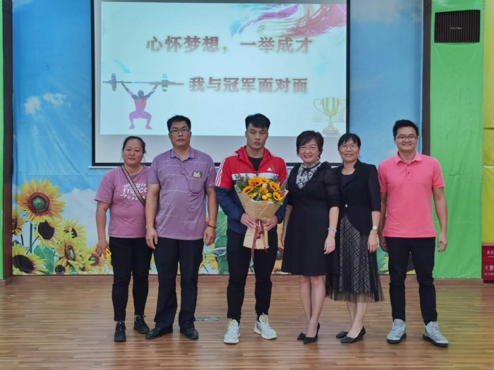 20201030全國舉重冠軍李偉華回母校照片 (14).jpg