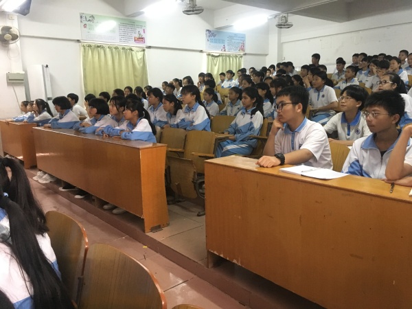 神舟學(xué)校在校多媒體教室開(kāi)展健康教育進(jìn)校園主題講座活動(dòng)集錦 (3).JPG