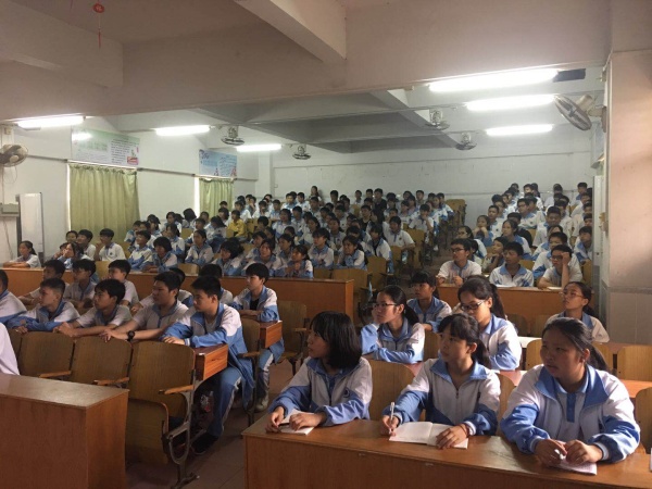 神舟學(xué)校在校多媒體教室開(kāi)展健康教育進(jìn)校園主題講座活動(dòng)集錦 (5).jpg