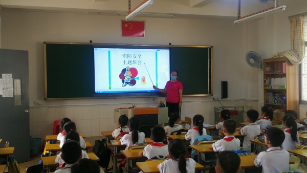圖為二4班張志紅老師開(kāi)展消防主題班會(huì)課.jpg