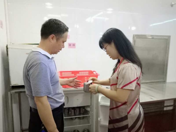 朱德友校長陪同市督學(xué)關(guān)影紅主任檢查食品留樣