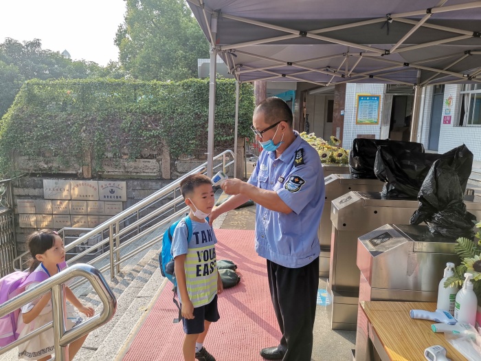 圖為進(jìn)入校園先進(jìn)行體溫檢測(cè).jpg